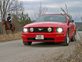 Za volantem Fordu Mustang GT Cabrio. Jaká je po letech minulá generace slavného pony caru?